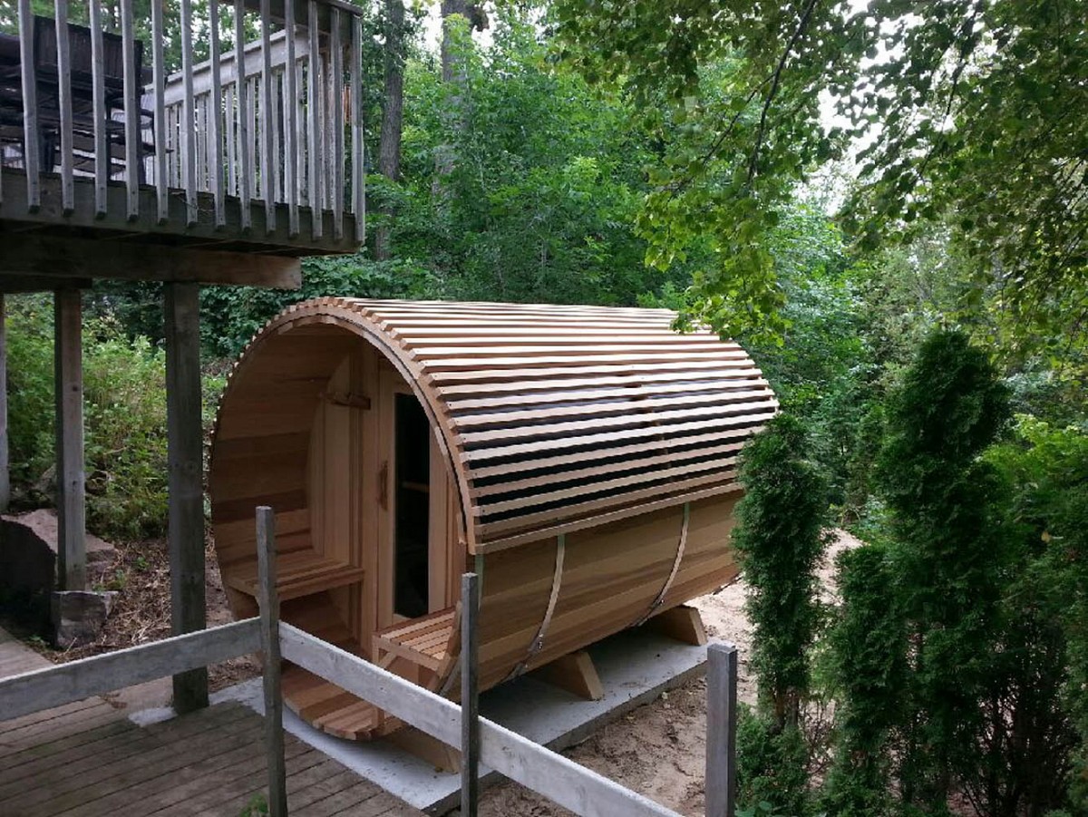 Barrel sauna with porch and roof