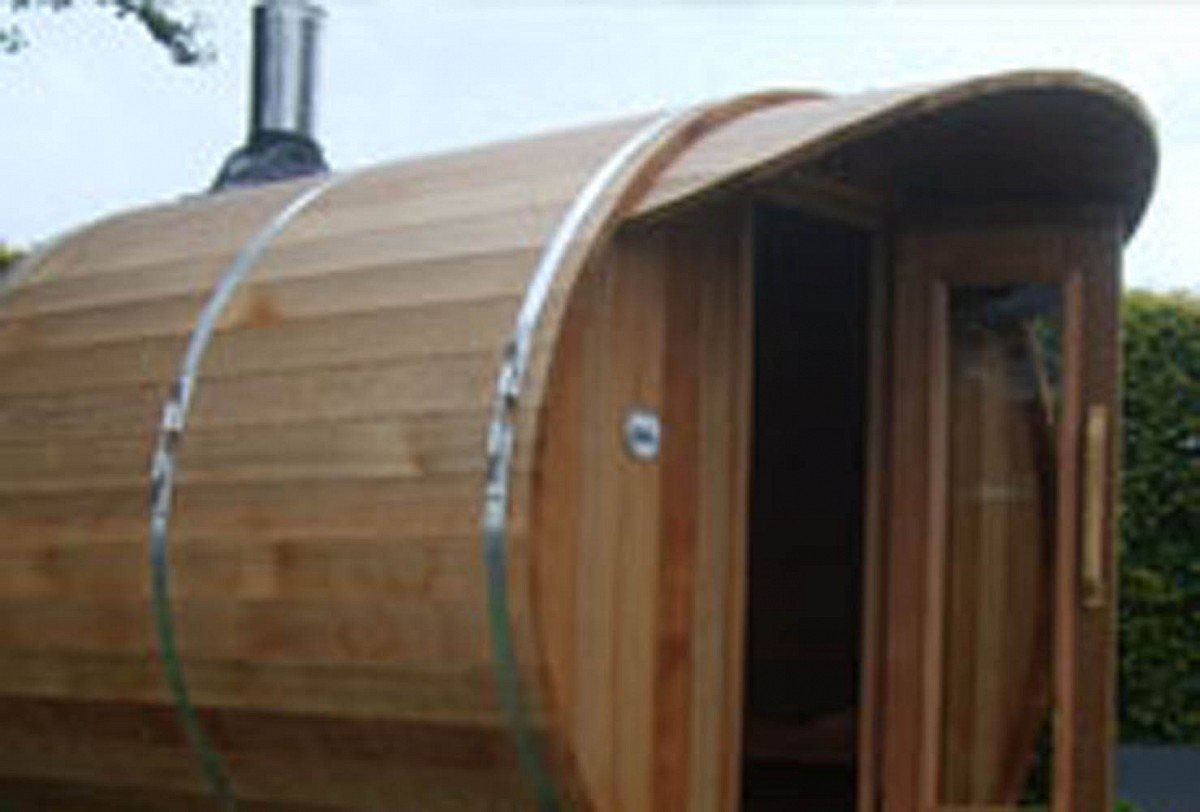 Barrel sauna with cove