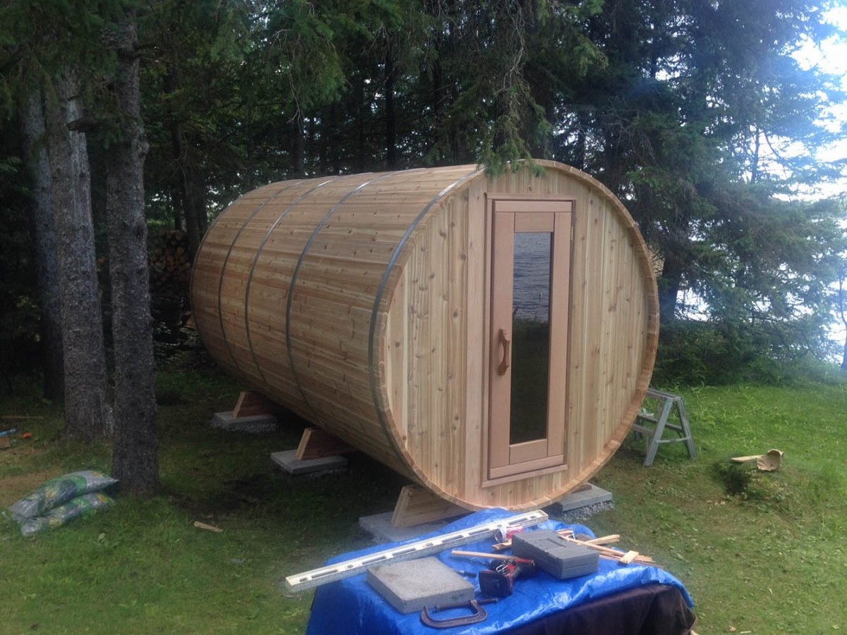 Knotty barrel sauna with change room
