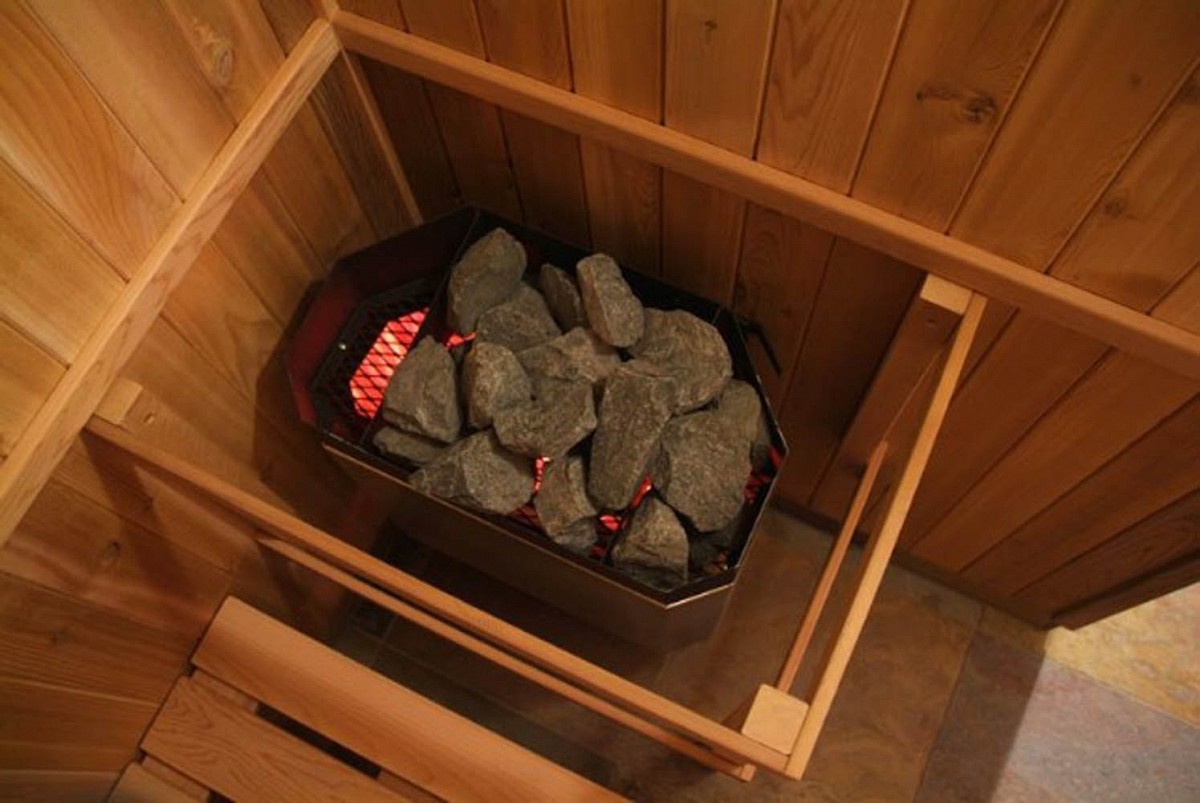 Electric sauna heater with rocks