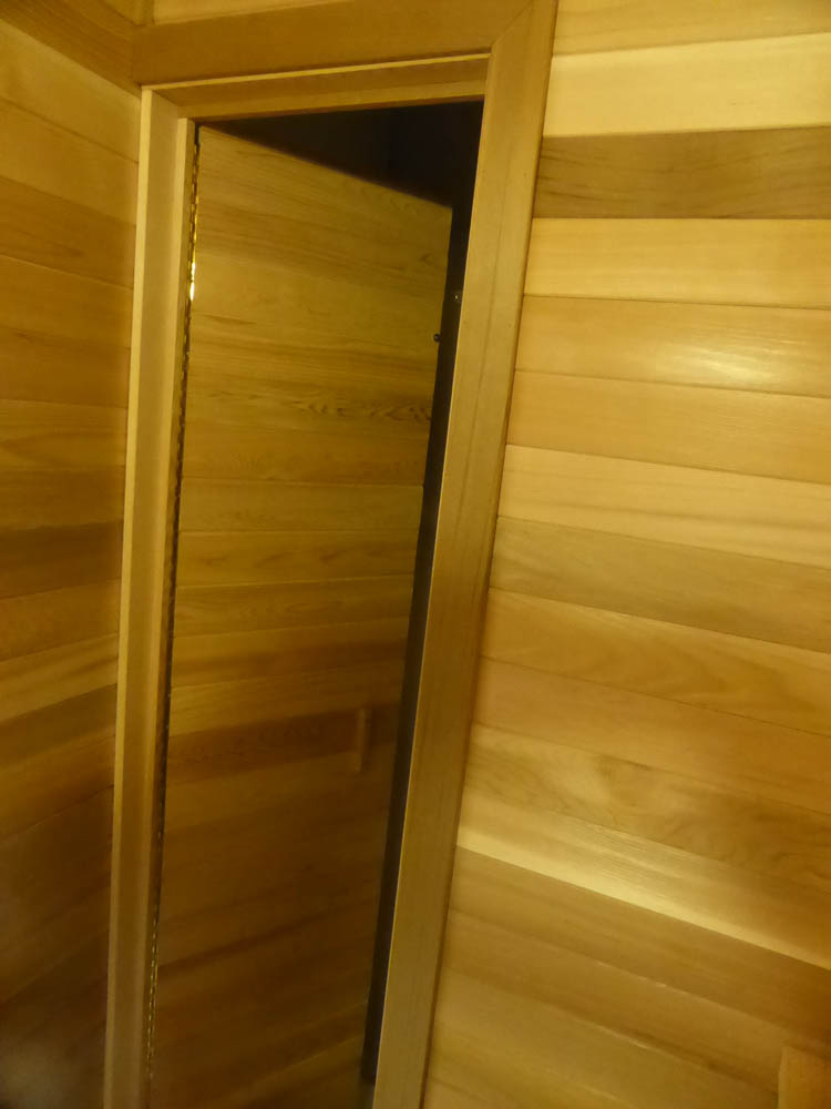 Indoor pure cube sauna