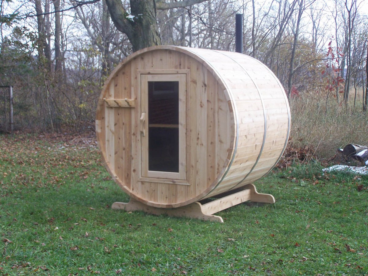 Barrel sauna with glass door